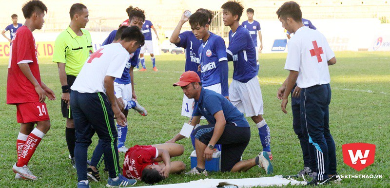 Cầu thủ Viettel “hành động lạ” làm khán giả Quy Nhơn bật cười