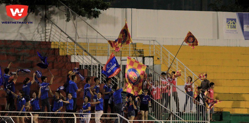 CĐV đất Mỏ góp vui trong trận hòa 0-0 giữa CLB Sài Gòn và T.QN