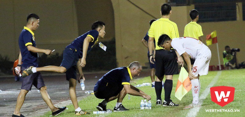 Thầy Công Phượng dùng chai nước nhắc bài không cứu được U19 HAGL