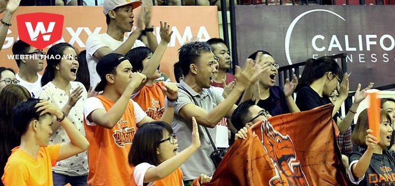 Chuyện fan Danang Dragons vượt đường xa tiếp lửa cho “Rồng sông Hàn”