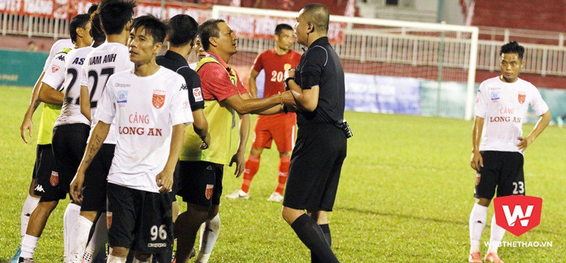 Trọng tài Nguyễn Trọng Thư "bị quây" trong trận đấu xấu hổ nhất V.League