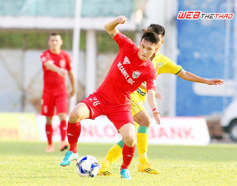 Công Vinh nỗ lực "kéo cày" cho B.Bình Dương