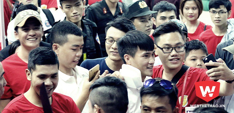 Công Vinh bị hàng trăm CĐV vây kín ở sân Thống Nhất