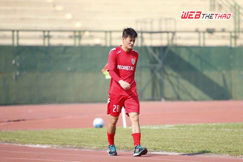 Công Vinh vừa tập vừa buồn nôn vì ăn phải cá thối