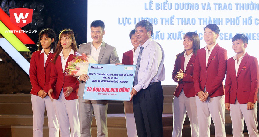 Công Vinh trao tài trợ 20 tỷ cho bóng đá nữ TP.HCM