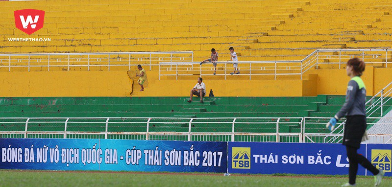 20 khán giả ngồi lọt thỏm sân Thống Nhất xem giải VĐQG nữ 2017