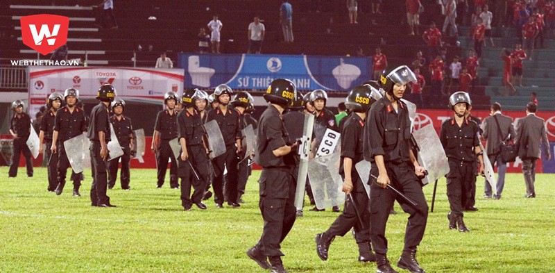 Hy hữu: Trọng tài báo bù giờ 2 lần, phải nhờ lực lượng cơ động rời sân Tân An