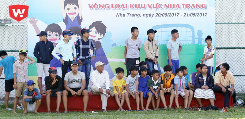 Hàng trăm khán giả Nha Trang cổ vũ U13 học đường