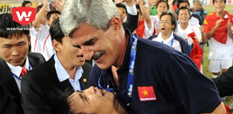 HLV Calisto góp mặt trong trận play-off giữa Long An và Viettel