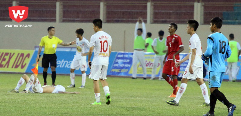 Khán giả Nha Trang và HLV Graechen thất vọng về U19 HAGL