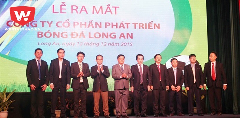 C&ocirc;ng ty CP ph&aacute;t triển b&oacute;ng đ&aacute; Long An vẫn chưa phải l&agrave; giải ph&aacute;p tốt. Ảnh Văn Nh&acirc;n 