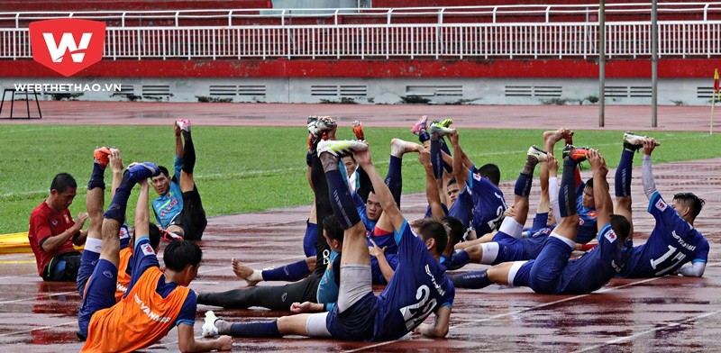 Mưa lớn, ĐTVN phải thuê sân cỏ nhân tạo để tập
