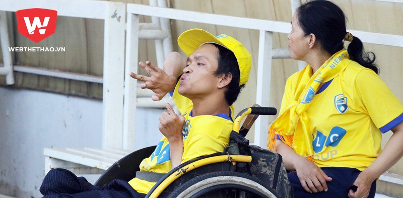 Chàng trai tật nguyền từ Bình Dương lên Pleiku xem trận đấu buồn