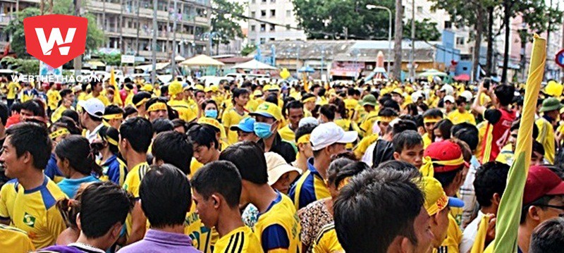 Người Nghệ và tấm lòng bóng đá trong những ngày quê nhà chống lũ