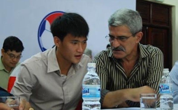 B. Bình Dương tiết lộ vụ chiêu mộ HLV Calisto