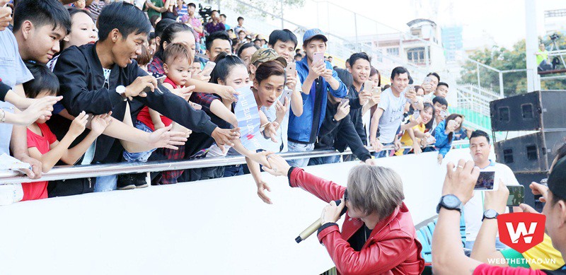 Sơn Tùng MTP khiến hàng trăm fans nữ “lạc trôi” ở sân Thống Nhất
