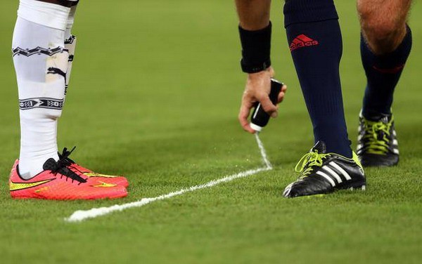Trọng tài V.League được trang bị bình sơn tự hủy