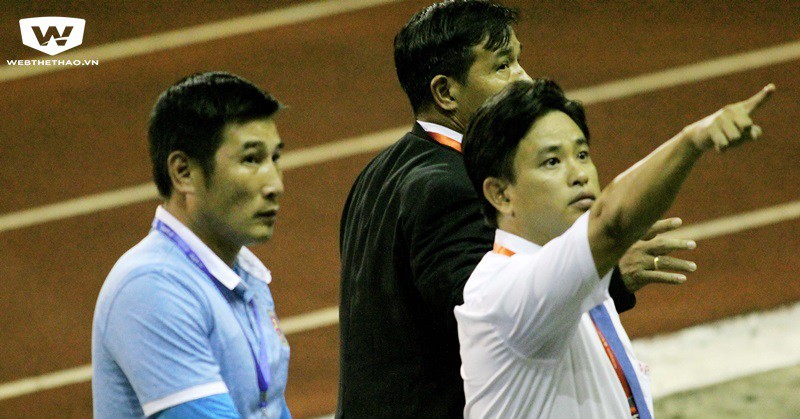 CĐV Cần Thơ “uy hiếp” trợ lý HLV CLB Sài Gòn khiến trận đấu suýt vỡ