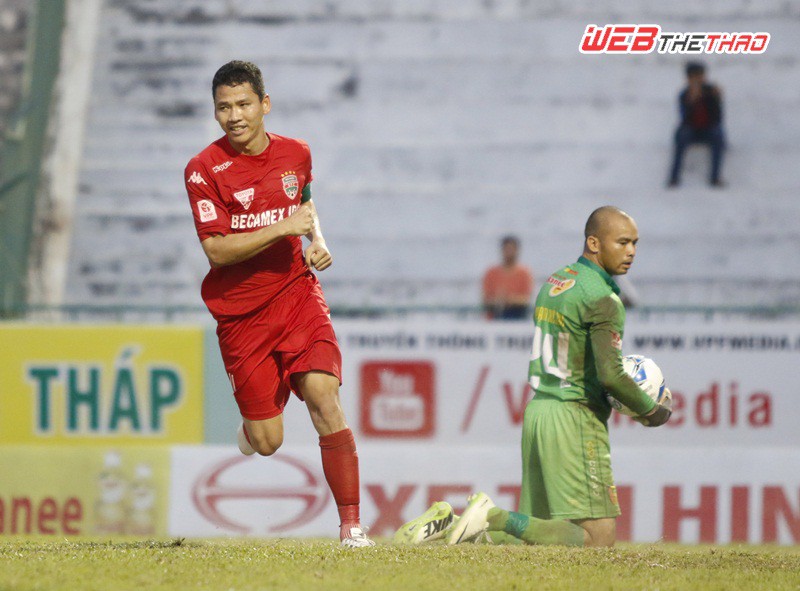 Thua B.Bình Dương với pha đá penalty gây tranh cãi, HLV Công Minh xin lỗi NHM Đồng Tháp