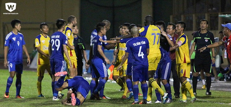 Trọng tài FIFA Phùng Đình Dũng tự nghĩ ra luật tước bàn thắng của Khánh Hòa