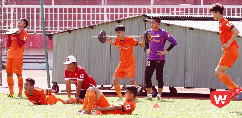 U.23 Việt Nam gánh tạ và "phơi thóc" ở sân Thống Nhất
