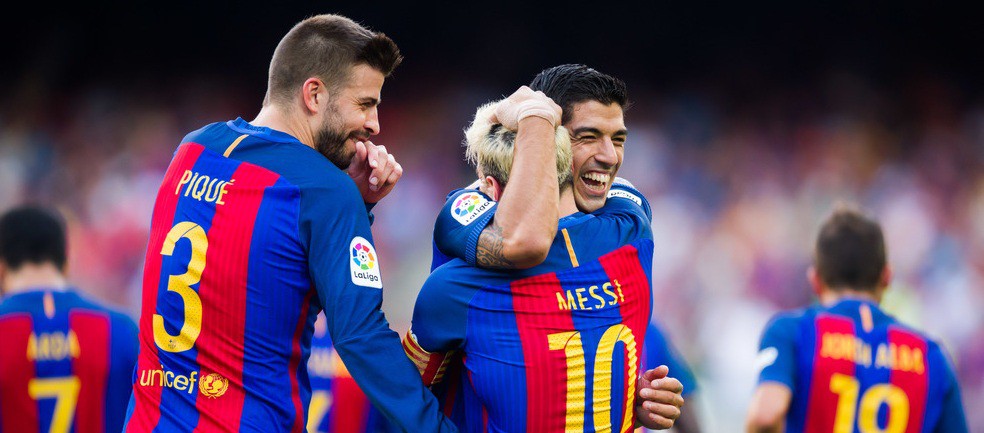 100 trận khoác áo Barcelona, Suarez hay hơn cả Messi và Ronaldo