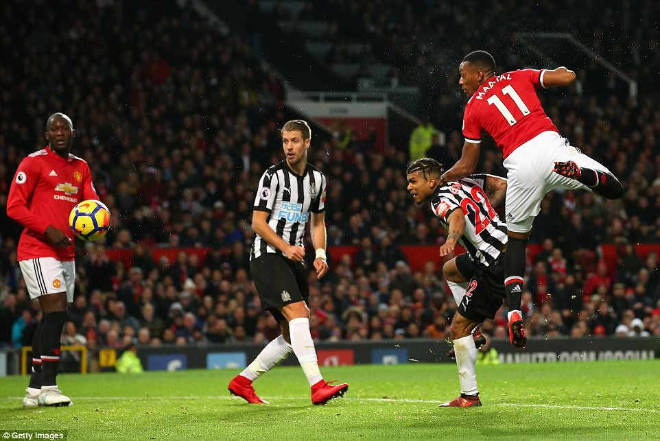 Martial đánh đầu tung lưới Newcastle Martial đánh đầu tung lưới Newcastle