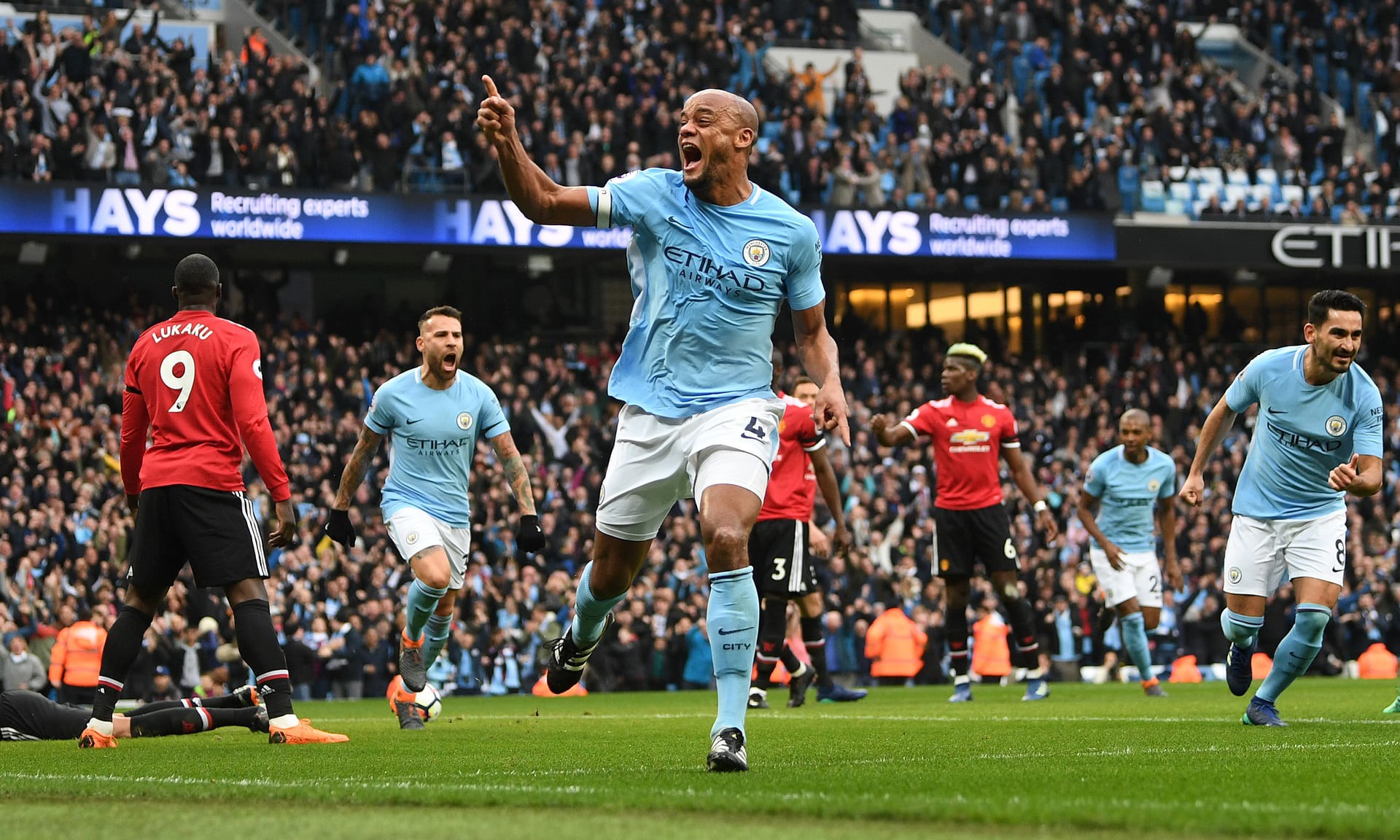 Kompany và Man City tưởng như đã chạm tay vào Cúp vô địch sau hiệp 1... hình ảnh: Kompany và Man City tưởng như đã chạm tay vào Cúp vô địch sau hiệp 1...