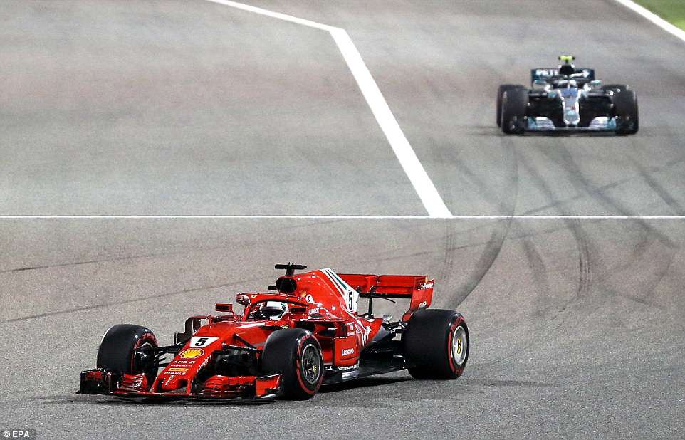Vettel băng về đích bất chấp sự bám đuổi của 2 đối thủ Bottas, Hamilton của đội Mercedes hình ảnh: Vettel băng về đích bất chấp sự bám đuổi của 2 đối thủ Bottas, Hamilton của đội Mercedes