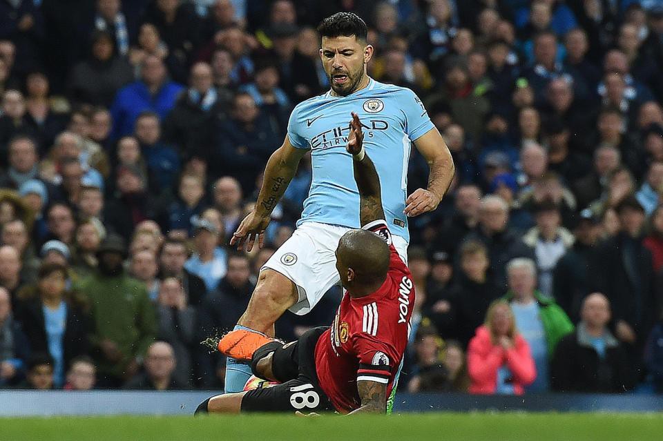 Aguero vừa hứng chịu pha vào bóng nguy hiểm ở derby Manchester Hình ảnh: Aguero vừa hứng chịu pha vào bóng nguy hiểm ở derby Manchester