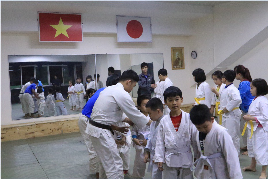 Trẻ em có thể học kỹ năng tự vệ từ những môn võ ngay từ lúc còn nhỏ, thậm chí là 4-5 tuổi Hướng dẫn 3 kỹ năng tự vệ đơn giản cho trẻ em