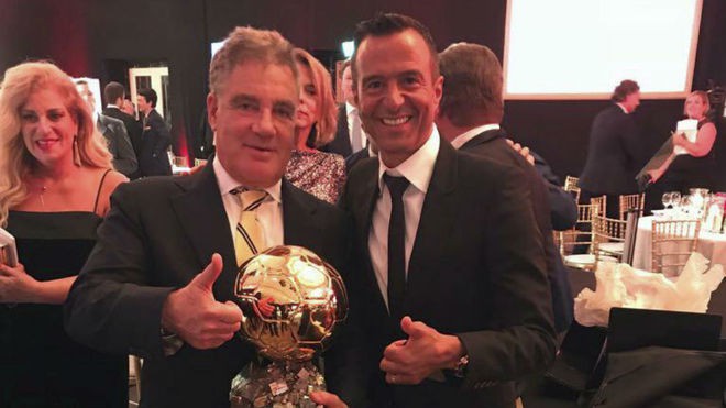 Doanh nh&acirc;n Idan Ofer v&agrave; người đại diện của Ronaldo, Jorge Mendes tại buổi đấu gi&aacute; Quả b&oacute;ng v&agrave;ng