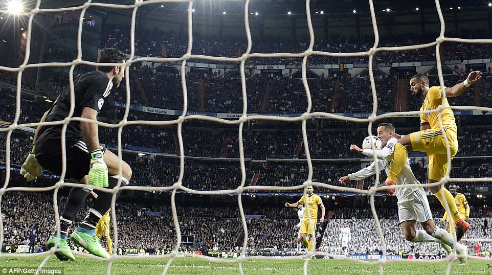Tình huống trọng tài thổi phạt 11m Juventus vì cho rằng Benatia phạm lỗi với Varquez hình ảnh: Tình huống trọng tài thổi phạt 11m Juventus vì cho rằng Benatia phạm lỗi với Varquez