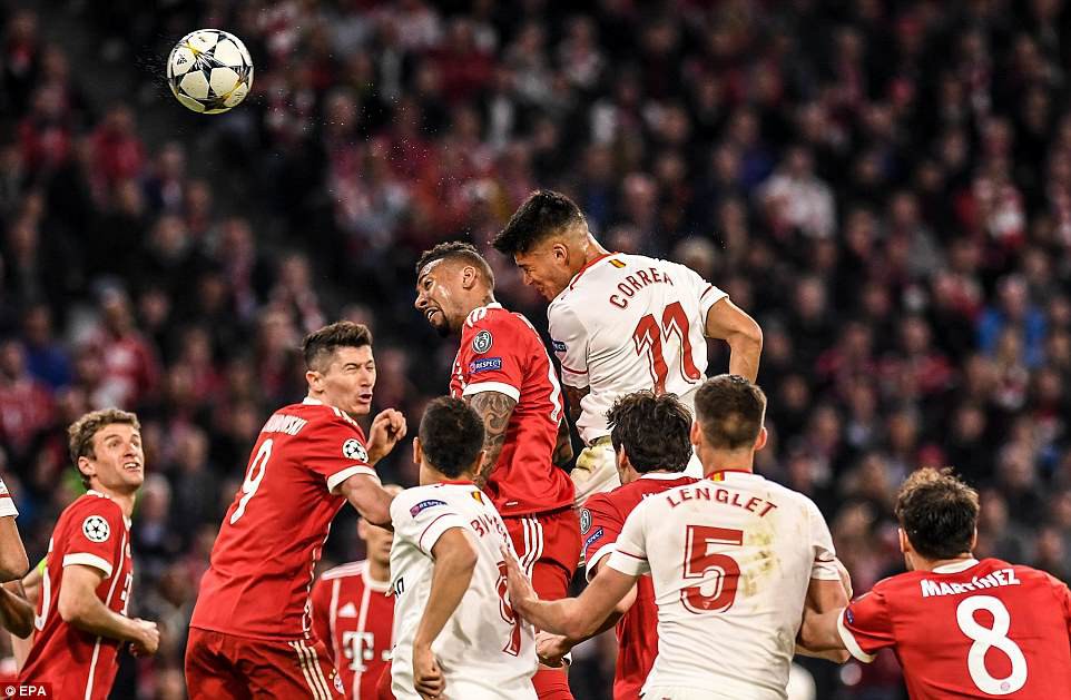 h&igrave;nh ảnh: Correa đ&aacute;nh đầu dội x&agrave; l&agrave; pha b&oacute;ng đ&aacute;ng kể nhất của Sevilla