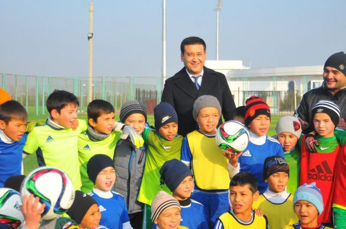 Chủ tịch UFF Ahmadjonov với các cầu thủ nhí của bóng đá Uzbekistan Hình ảnh: Chủ tịch UFF Ahmadjonov với các cầu thủ nhí của bóng đá Uzbekistan