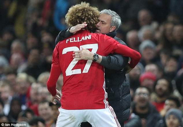 Mou muốn giữ chặt Fellaini ở lại