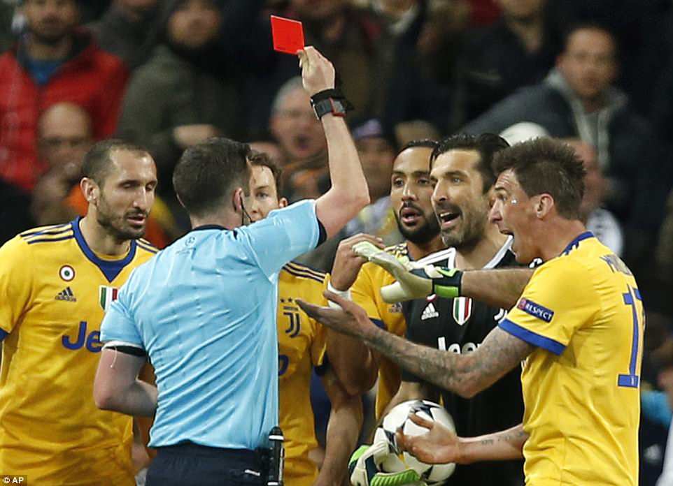 Buffon bị đuổi vì phản ứng với trọng tài hình ảnh: Buffon bị đuổi vì phản ứng với trọng tài