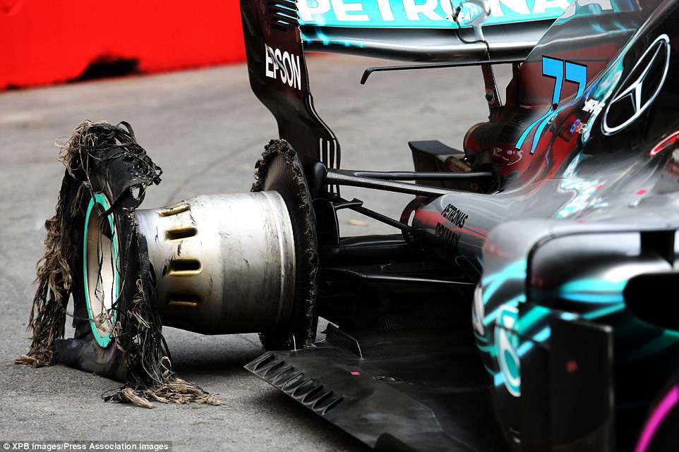 Lốp sau chiếc xe của Bottas nổ tan tành thảm hại hình ảnh: Lốp sau chiếc xe của Bottas nổ tan tành thảm hại
