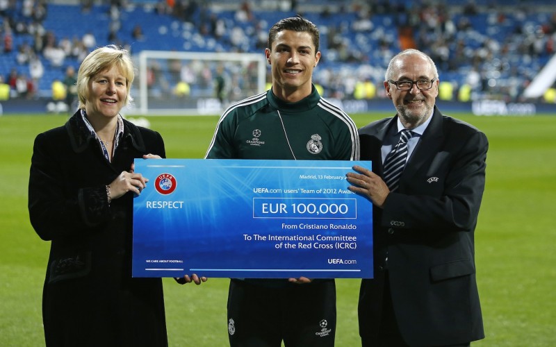 Ronaldo cũng đ&atilde; kh&ocirc;ng &iacute;t lần d&agrave;nh tặng tiền cho Hội chữ thập đỏ quốc tế, từ khi anh c&ograve;n kho&aacute;c &aacute;o Man Utd cho tới khi về Madrid