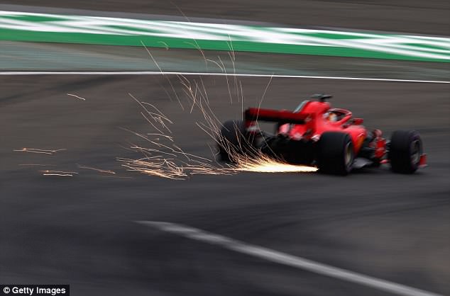 Xe của Vettel còn tóe lửa ở lược chạy thử thứ hai hình ảnh: Xe của Vettel còn tóe lửa ở lược chạy thử thứ hai