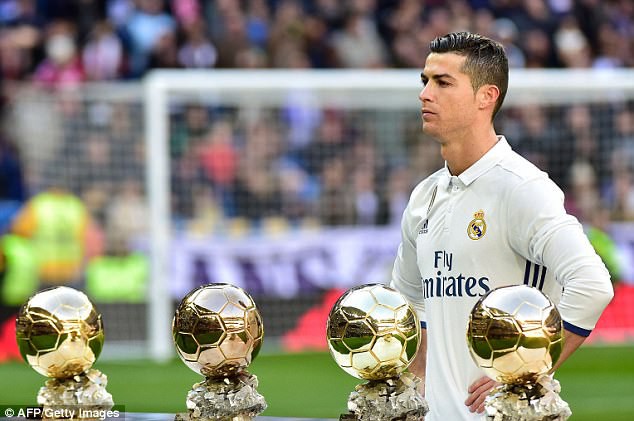 Ronaldo đã có 4 danh hiệu Quả bóng vàng và chỉ còn kém Messi 1 danh hiệu Ronaldo đã có 4 danh hiệu Quả bóng vàng và chỉ còn kém Messi 1 danh hiệu