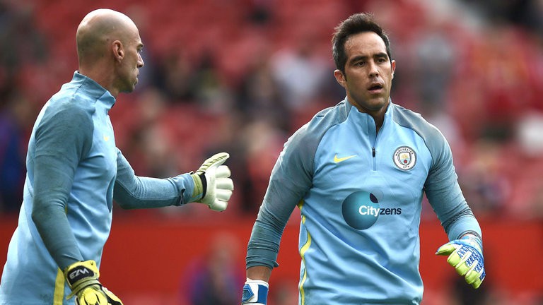 Cả hai thủ m&ocirc;n Man City hiện tại, Caballero v&agrave; Bravo đều kh&ocirc;ng được HLV Guardiola t&iacute;n nhiệm