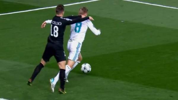 Pha bóng Kroos ngã trong vòng cấm mang về phạt đền giúp Real Madrid lội ngược dòng hạ PSG ở Champions League Hình ảnh: Pha bóng Kroos ngã trong vòng cấm mang về phạt đền giúp Real Madrid lội ngược dòng hạ PSG ở Champions League