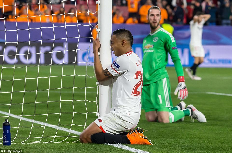 Muriel bất lực ôm cột sau khi bị De Gea khuất phục Hình ảnh: Muriel bất lực ôm cột sau khi bị De Gea khuất phục
