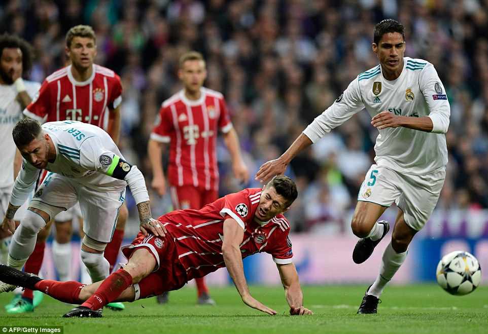 h&igrave;nh ảnh: T&igrave;nh huống Ramos phạm lỗi với Lewandowski c&oacute; thể dẫn tới phạt đền