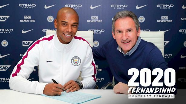 H&igrave;nh ảnh: Fernandinho sẽ gắn b&oacute; với Man Xanh cho tới năm 35 tuổi