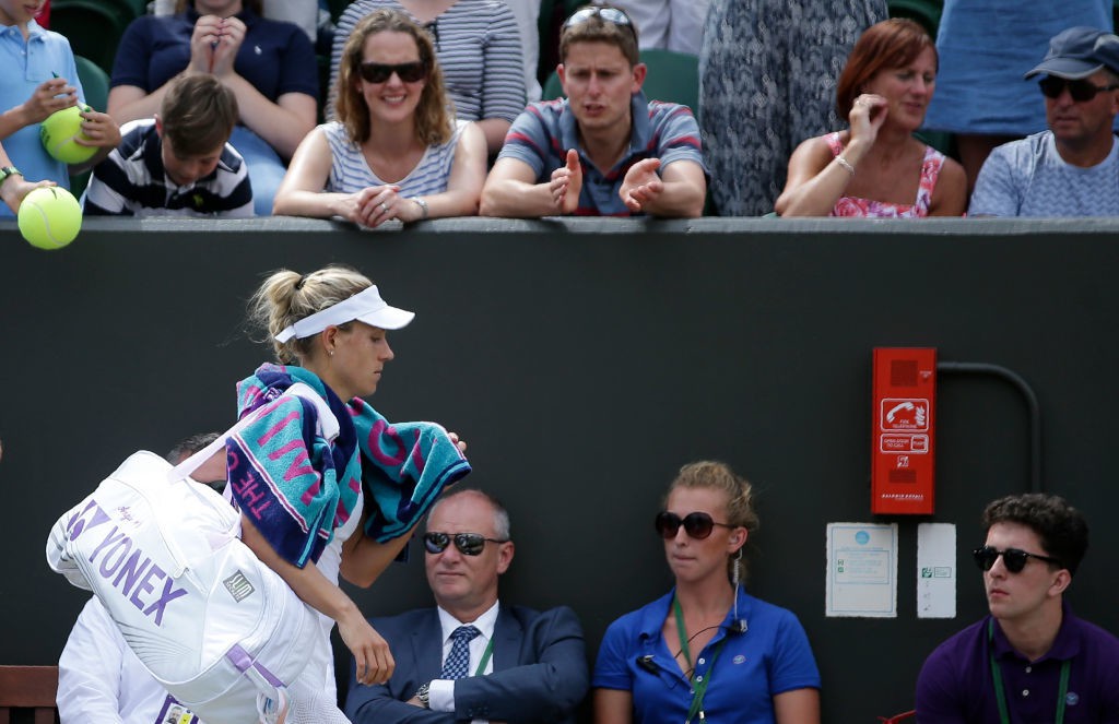 Cựu số 1 TG Kerber đã bị đánh bại bở Muguruza, người sau đó đăng quang tại Wimbledon Cựu số 1 TG Kerber đã bị đánh bại bở Muguruza, người sau đó đăng quang tại Wimbledon