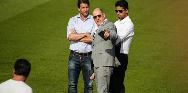 C&aacute;c sếp PSG, Al Khelaifi (phải) v&agrave; Henrique (giữa) quyết đưa Neymar sang Paris