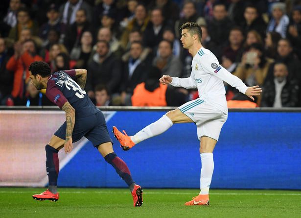 Ronaldo đã chủ định ''sút vào người'' Dani Alves? hình ảnh: Ronaldo đã chủ định ''sút vào người'' Dani Alves?