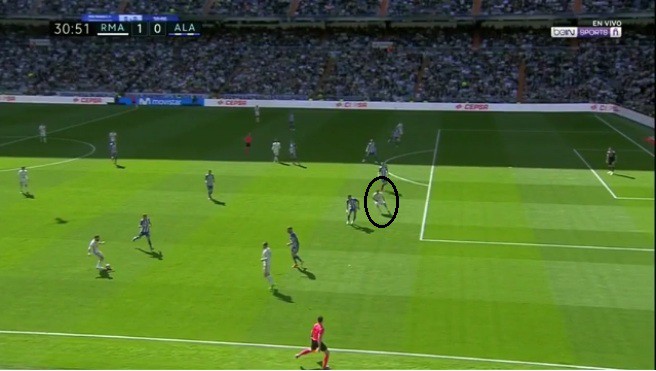 Quá nửa người Benzema đã nằm sau vạch việt vị và các hậu vệ Alaves cũng đã chững lại giơ tay báo, nhưng trọng tài vẫn... bỏ qua Trọng tài công nhận ''bàn thắng ma'', giúp Real Madrid hạ Alaves